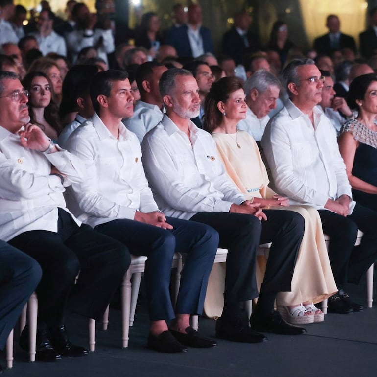 El presidente paraguayo Santiago Peña y el rey de España Felipe VI, en República Dominicana.