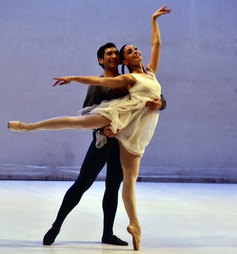 Los bailarines Julieta Morchio y Daniel Altamirano abrieron la gala "Las estrellas del Colón" en el Teatro Municipal.