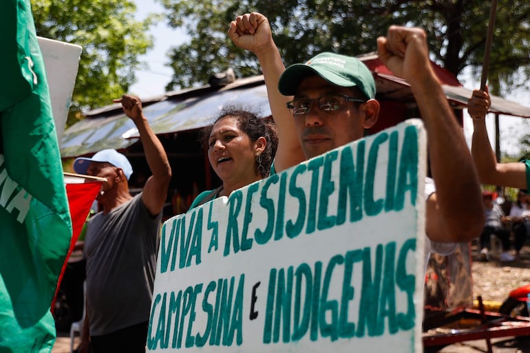 ASUNCIÓN (PARAGUAY), 29/10/2024. Integrantes de la Federación Nacional Campesina de Paraguay, participan durante una manifestación en contra del proyecto de ley de Registro Unificado Nacional (RUN), este martes, frente al Palacio Legislativo, en Asunción (Paraguay). EFE/ Juan Pablo Pino