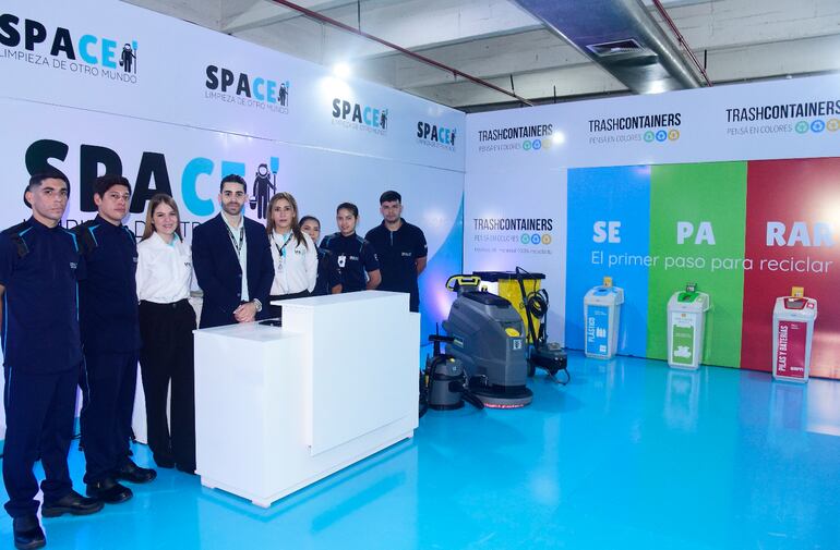 Pedro Fariña (centro), junto a los profesionales de Space, limpieza de otro mundo.