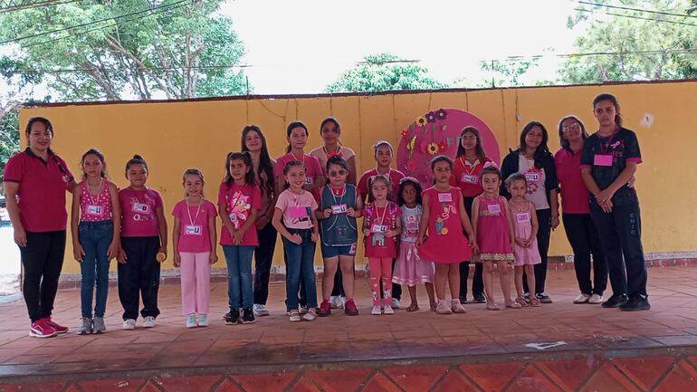 Varias niñas de la escuela integraron el plantel educativo y fueron por un día profesoras y directora.