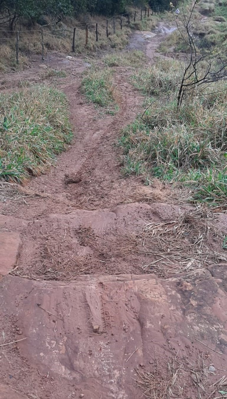 Pobladores de las compañías Tacuapity y César Barrientos aseguraron que desde hace más de seis años la Municipalidad de Ybycuí no repara la vía que une ambas comunidades. 