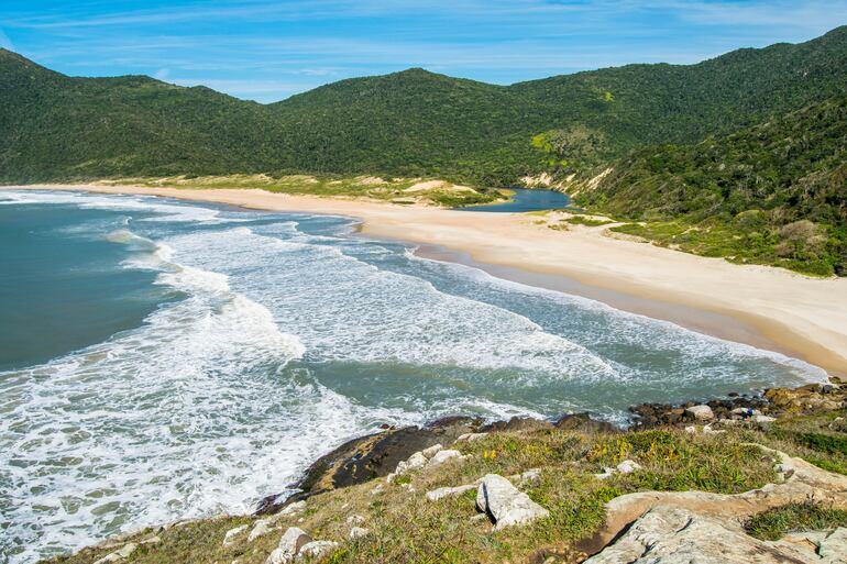 La playa de Galheta es considerada un punto de encuentro para actividades sexuales al aire libre, prostitución e incluso consumo de drogas.