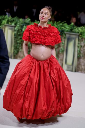 ¡Bella futura mamá! Adwoa Aboah a su llegada a la Met Gala 2024.