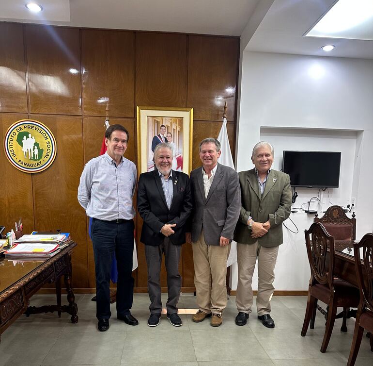 El Dr. Jorge Brítez, presidente del Instituto de Previsión Social (IPS), el senador Orlando Penner y representantes de cooperativas menonitas se reunieron.