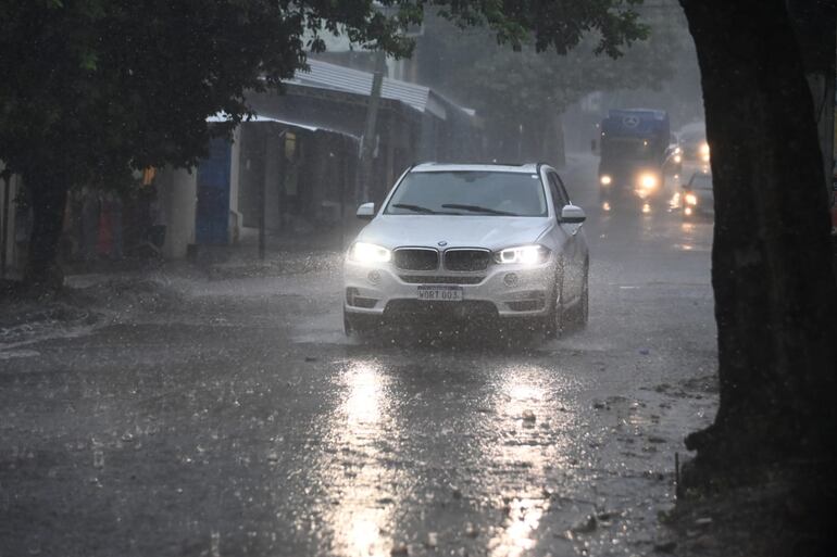 Lluvia anunciada esta mañana en Asunción.