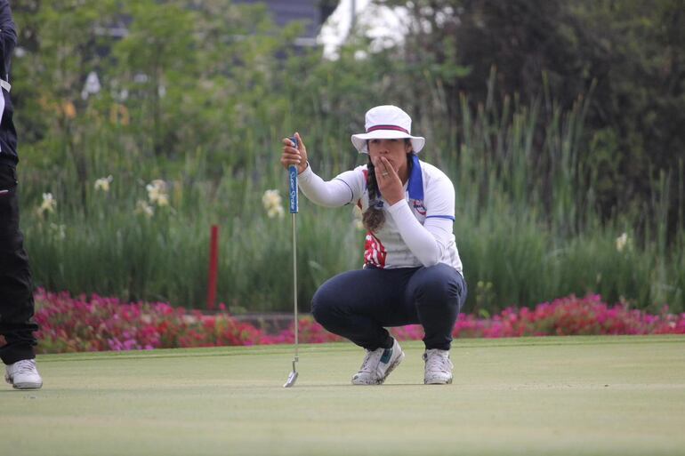 Sofía García meditando para uno de los golpes que la llevaron a liderar el lote de golfistas en la rama femenina. La paraguaya terminó el primer día con 7 bajo el par.