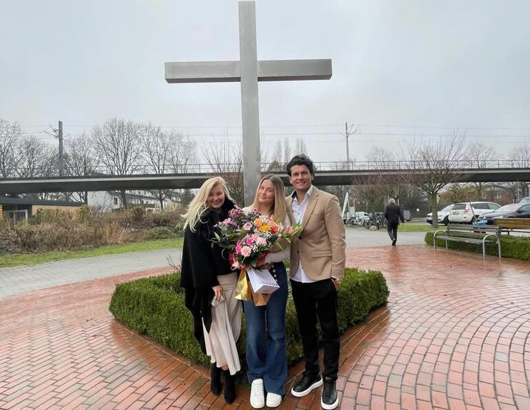 Tynka y Nelson Haedo Valdez posan con su hija Noemí, quien fue bautizada en Alemania.