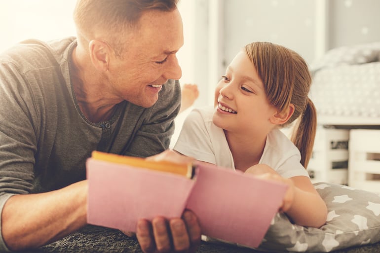 Padre compartiendo un momento alegre con su hija. Foto: Instituto IMEO.
