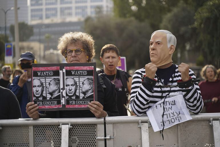 Detractores del primer ministro israelí Benjamin Netanyahu se manifiestan este lunes fuera del tribunal del distrito de Tel Aviv.