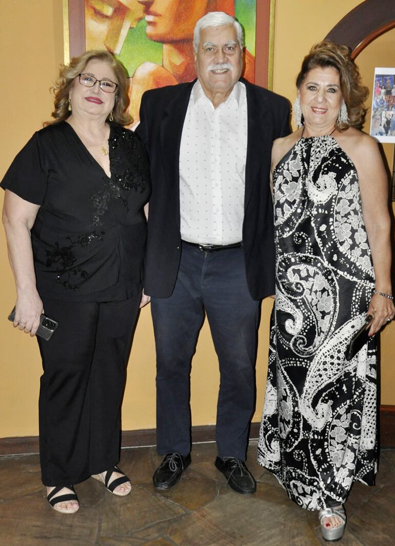 Ysabel Couchonal, Mario Aranda y Mirtha de Aranda.