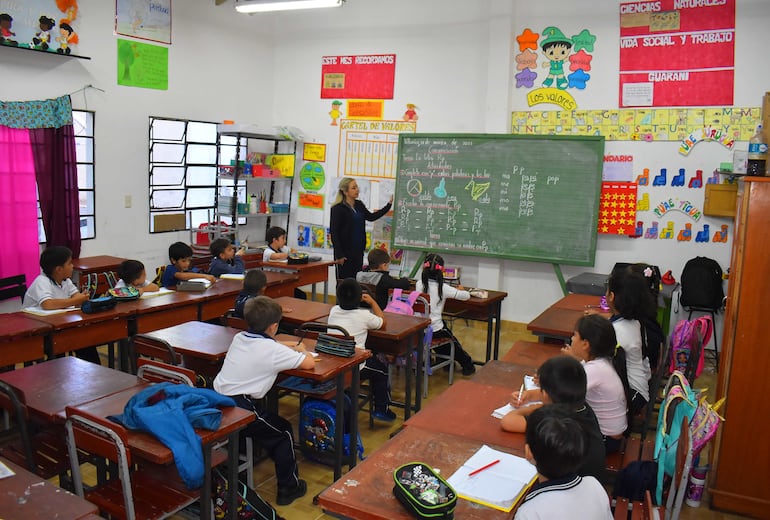 También la poca oferta educativa en la Educación Media causa abandono escolar, principalmente en el interior. 