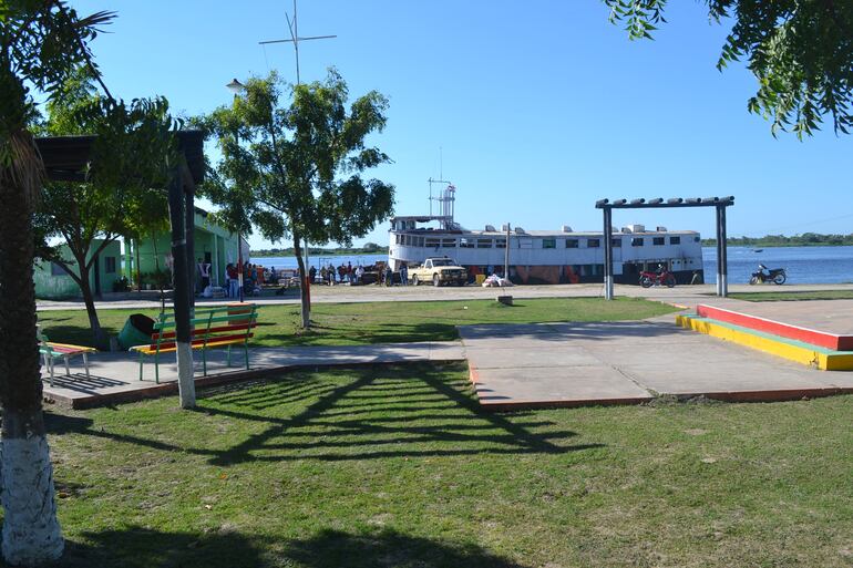 El Aquidaban en el puerto de Bahía Negra, cuando aún prestaba servicio de vital importancia.