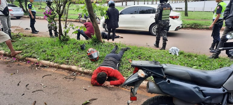 Encarnación: jóvenes eran perseguidos por agentes del grupo Lince y terminaron chocando contra un árbol.