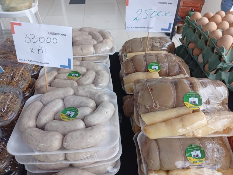 La butifarra casera es el producto más buscado en la Feria de la Agricultura Familiar.