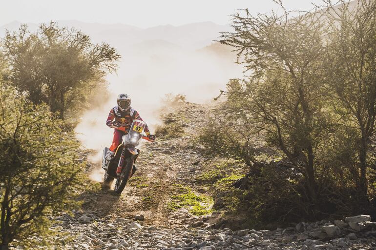 El piloto argentino Kevin Benavides, al mando de su moto KTM 450 Rally Factory, fue el mejor ayer durante la tercera etapa.
