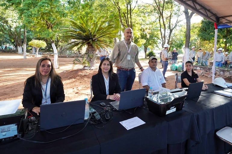 Funcionarios de la ANDE, instalados ayer en la Plaza Amistad de Ñemby, para atender a clientes y ofrecer facilidades de pago a morosos. 