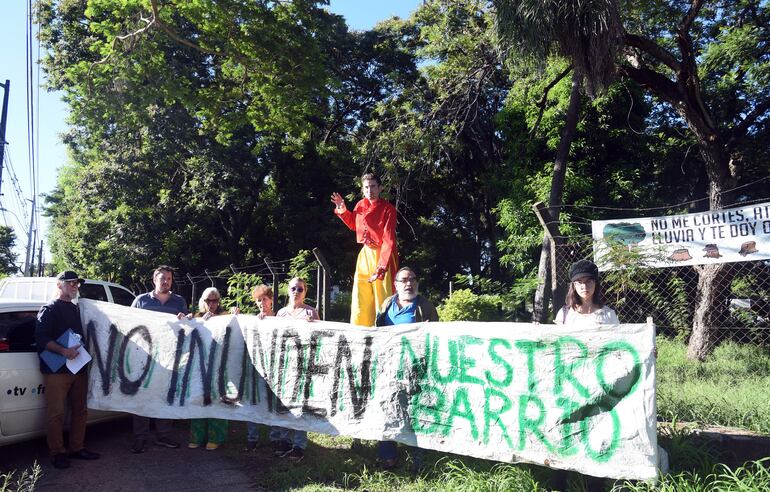 Vecinos se mantienen en alerta ante inminente tala de árboles.