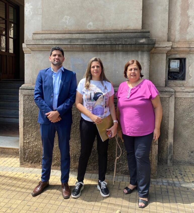 Raúl Benítez, Kattya González y Esperanza Martínez antes de la reunión con el cardenal Adalberto Martínez.