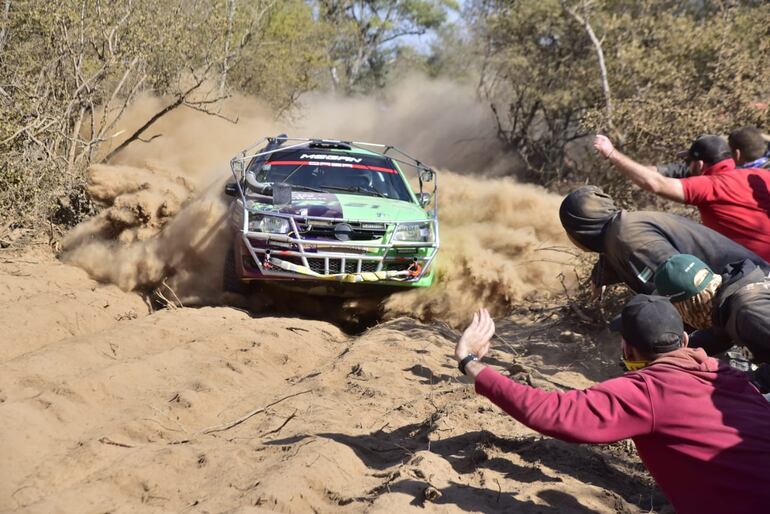 Los aficionados en las picadas de la Etapa 1 del Rally del Chaco 2023.