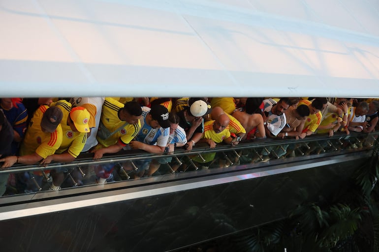 El ingreso al Hard Rock Stadium para la final de la Copa América 2024 fue desbordado por hinchas colombianos y argentinos, obligando al retraso del inicio del partido entre Argentina y Colombia. 