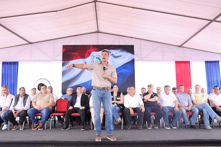 El presidente Santiago Peña en pleno discurso en la ciudad de Concepción.