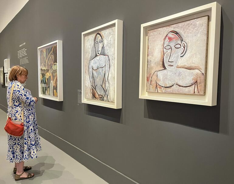  Vista de la exposición "Gertrud Stein y Pablo Picasso. La invención del lenguaje" en París. Antes de que Pablo Picasso se convirtiera en la gran figura del arte de vanguardia, en el París de inicios del siglo XX conoció a una judía homosexual americana también destinada a revolucionar, pero con la palabra: Gertrude Stein. Fue una amistad "a primera vista" en la que indaga una nueva muestra en Musée du Luxembourg de la capital gala.  
