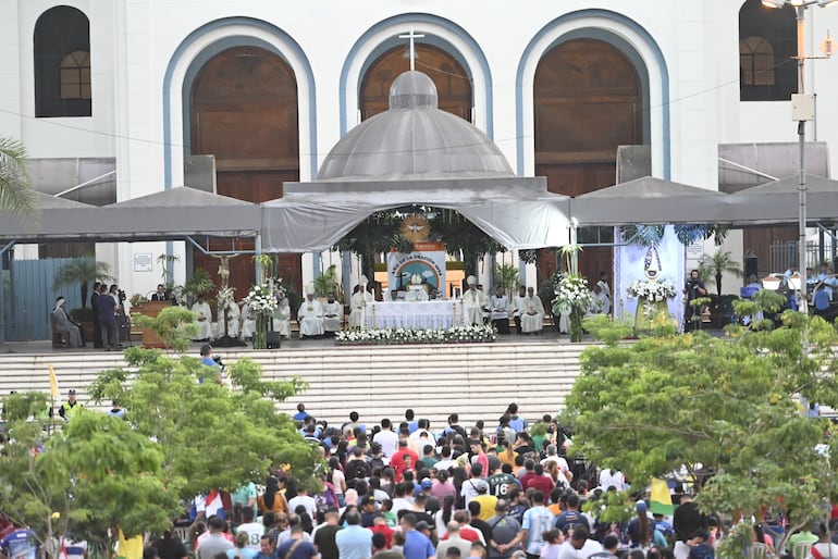 Miles de personas participaron de la misa vespertina de la víspera de la Solemnidad de la Inmaculada Concepción de María.