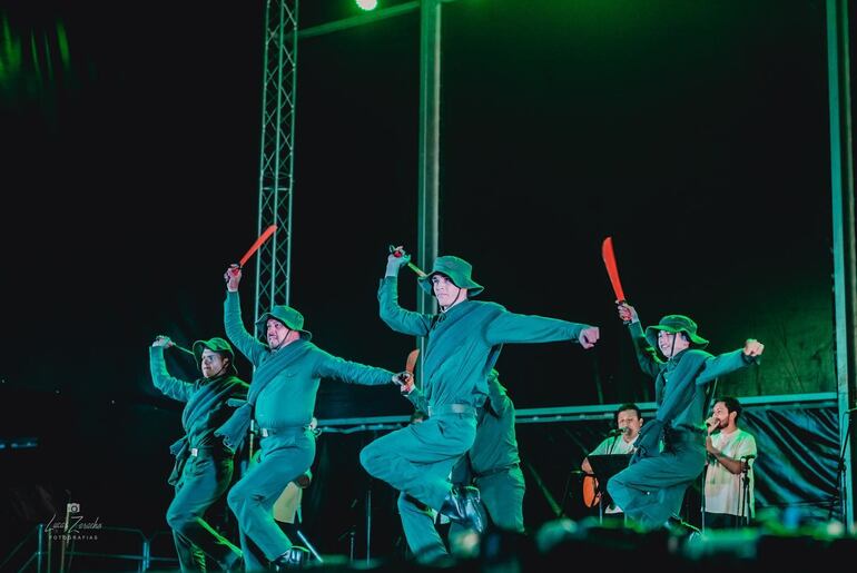 El elenco de danza tiene 22 integrantes. No todos son bailarines de profesión, varios son arquitectos, veterinaria, docentes y más, pero tienen una misma pasión, la danza paraguaya.