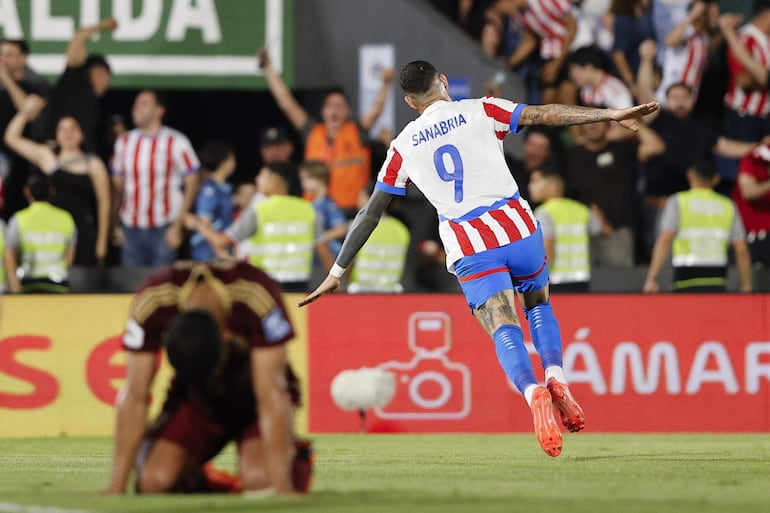 Antonio Sanabria celebra uno de sus goles en el partido con Venezuela.