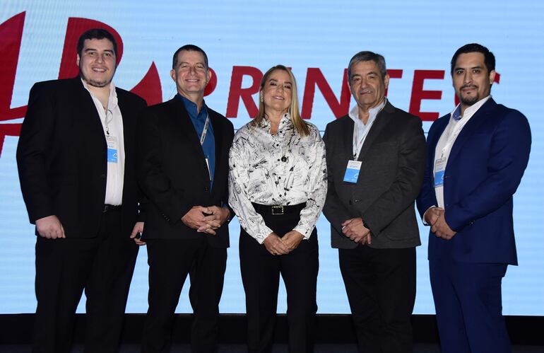 Renato Ortellado, director de Printec, Walter Mehlig, soluciones de Kyocera, María Puig, marketing de Kyocera, Rodrigo Almarza, vicepresidente de Kyocera, y Julio Barguetto, gerente de área Latam de Kyocera.