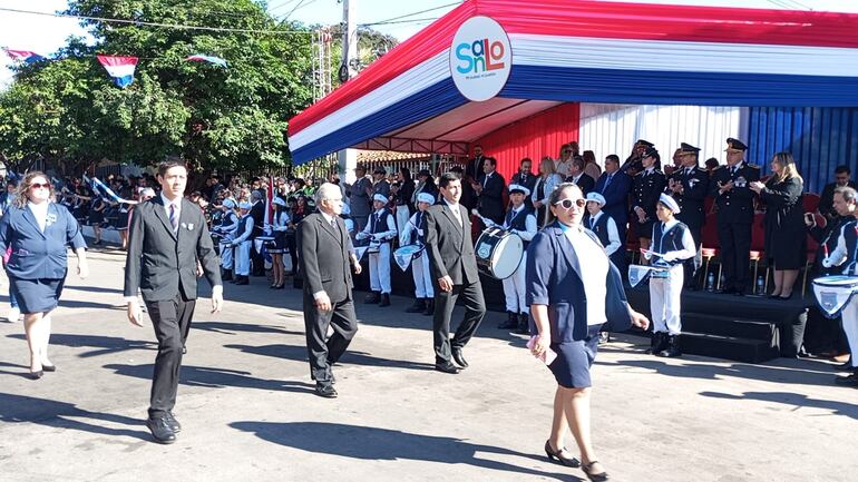 Las autoridades, y docentes de la Escuela Inmaculada Concepción participaron del desfile.