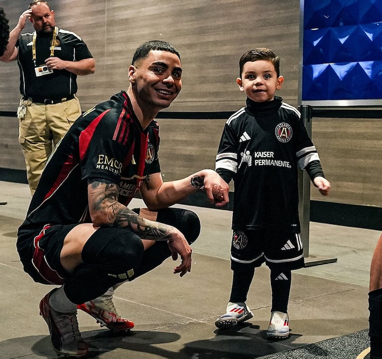 Miguel Almirón y Francesco antes de ingresar al campo de juego del Mercedes-Benz Stadium.