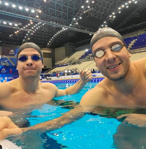 A la izquierda Charles Daniel Hockin Brusquetti (4/11/1989) junto con su hermano Benjamín Thomas Hockin Brusquetti (27/9/1986), ambos ganaron la medalla de oro en el Mundial Master de Natación, en Fukuoka, Japón.