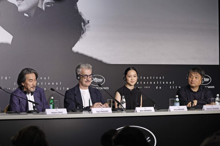 El actor Koji Yakusho, el director Wim Wenders, la actriz Arisa Nakano y el productor Takuma Takasaki durante la presentación de "Perfect Days" en Cannes.