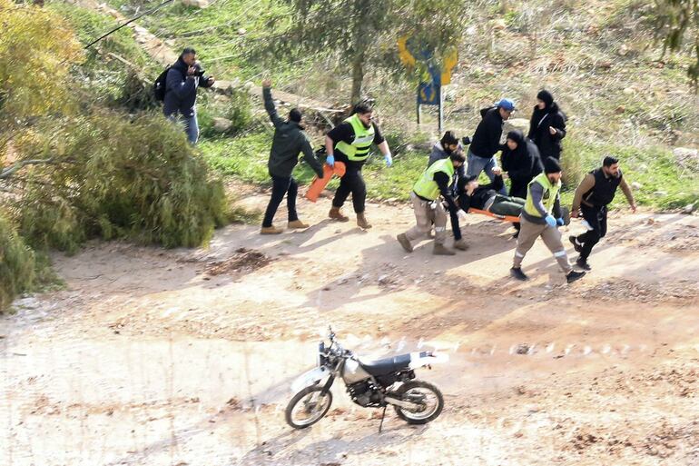 Rescatistas trasladan a una persona herida por disparos israelíes, este domingo en el sur de Líbano.