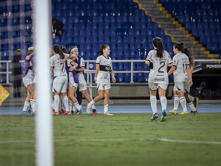 Las jugadoras de Olimpia festejan el triunfo sobre Universitario de Perú en el estadio Pascual Guerrero por la tercera fecha del Grupo B de la Copa Libertadores Femenina 2023.