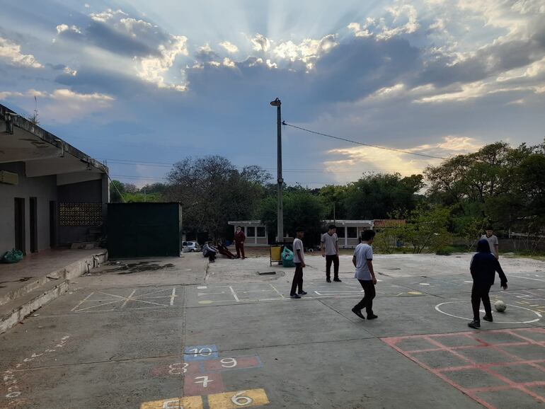 Imágenes de la Escuela N° 823 Ava Mba'e, de Lambaré, que se quedó sin el almuerzo escolar desde el jueves pasado.