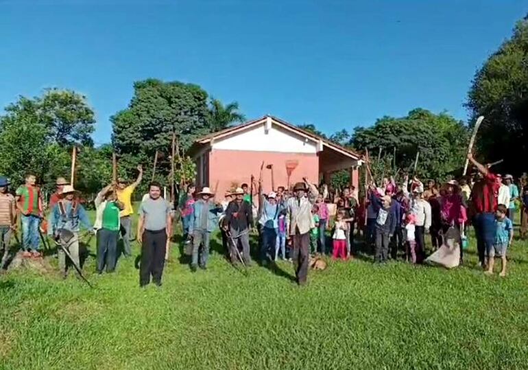 Los padres de familia del asentamiento Tava Guaraní de Santa Rosa del Aguaray realizaron una manifestación en el predio de la escuela y colegio para exigir la entrega total de los kits escolares