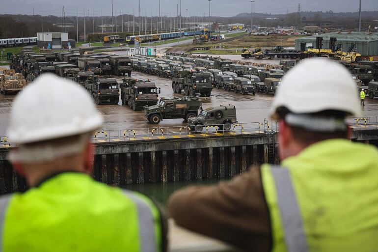 El gasto mundial en defensa subió 9 % en 2023, hasta el récord de 2,2 billones de dólares.