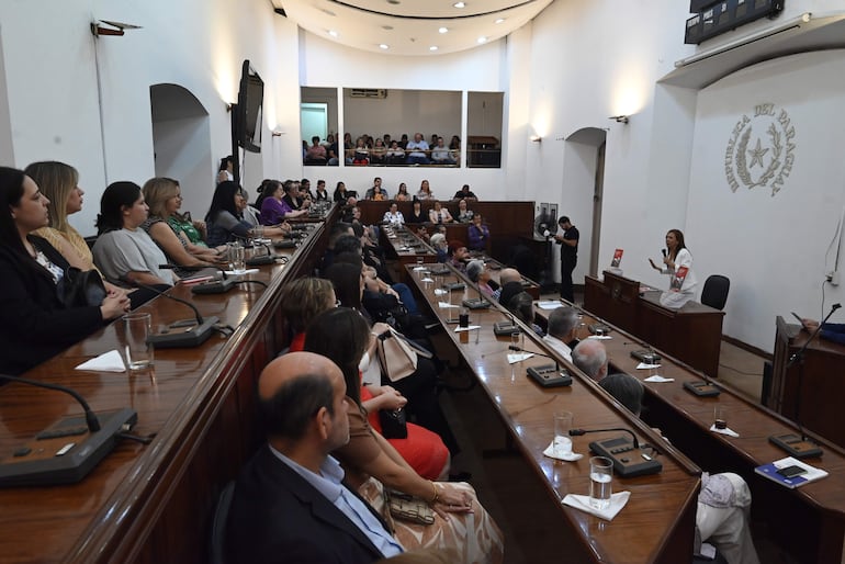 Durante el lanzamiento hubo una nutrida concurrencia integrada en su mayoría por académicos, autoridades nacionales e invitados especiales.