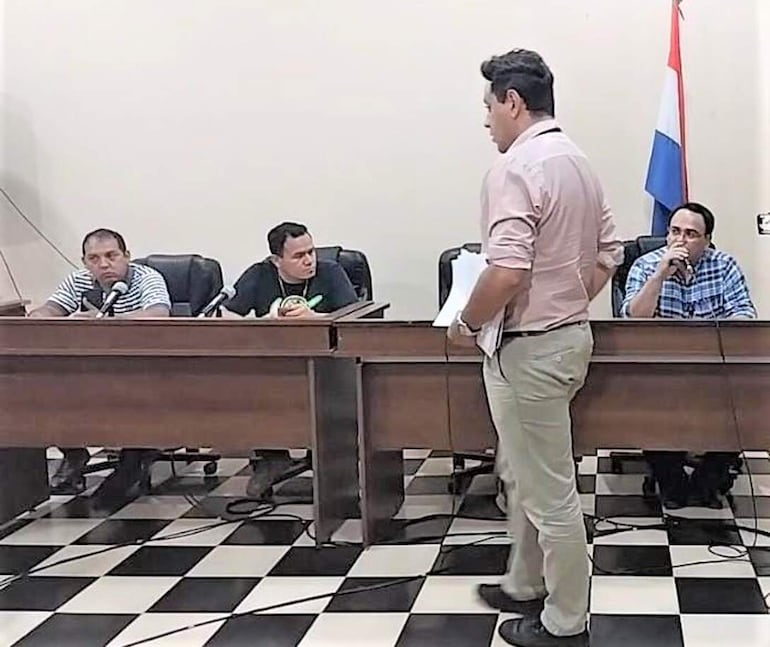 El ujier judicial del Tribunal Electoral de la Capital de la Segunda sala, Miguel Yaluf, hace entrega de la notificación del A.I N°364 de fecha 26 de junio del 2023.