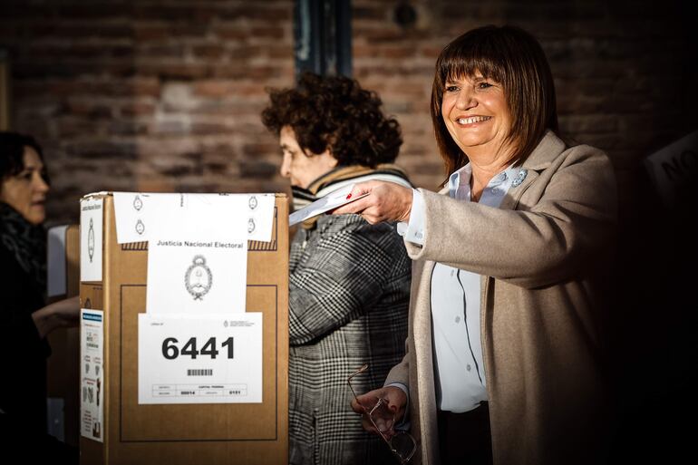 La precandidata presidencial de Juntos por el Cambio, Patricia Bullrich, vota en las elecciones primarias hoy, en un colegio electoral en Buenos Aires (Argentina). Bullrich disputa con Horacio Rodríguez Larreta la nominación de la coalición Juntos por el Cambio para las elecciones generales del 22 de octubre próximo. EFE/ Juan Ignacio Roncoroni