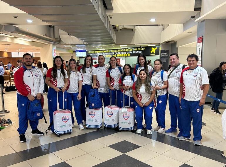 La delegación paraguaya de balonmano partió ayer y le espera un duro grupo en Santiago.