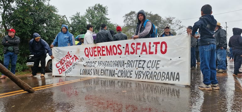 Manifestación indefinida por obra inconclusa de asfaltado en Canindeyú.