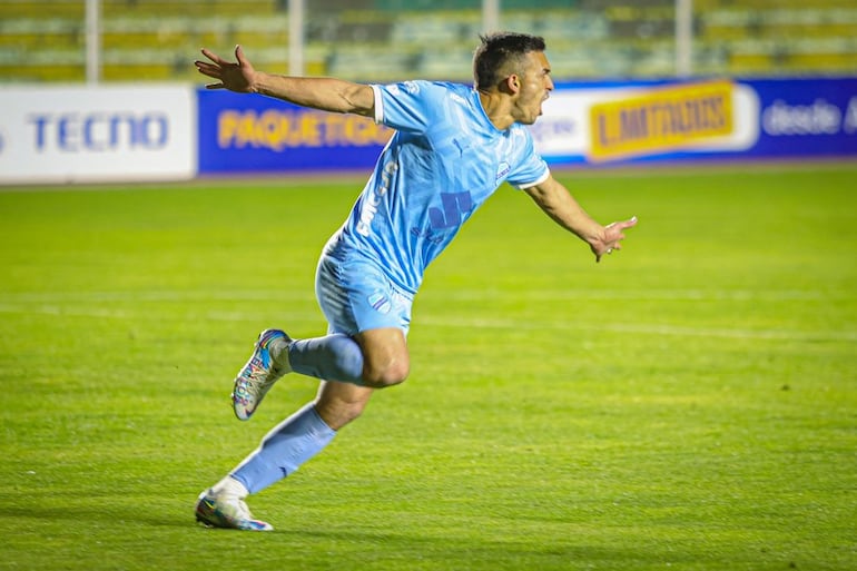 El paraguayo Alfio Oviedo, jugador del Bolívar, celebra un gol en el partido frente a Jorge Wilstermann por la décimo fecha del torneo Clausura 2024 del fútbol boliviano en el estadio Hernando Siles, en La Paz.