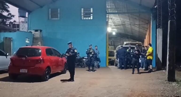 Tras la denuncia, la policía intervino el local para el procedimiento correspondiente.