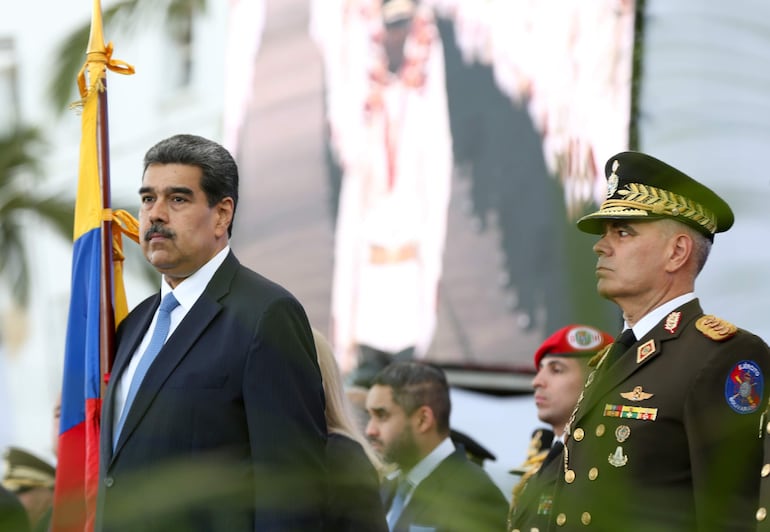 Fotografía cedida hoy por la oficina de Prensa del Palacio de Miraflores que muestra al presidente venezolano, Nicolás Maduro, junto al ministro de Defensa, Vladimir Padrino Lopez (d), en Caracas (Venezuela).