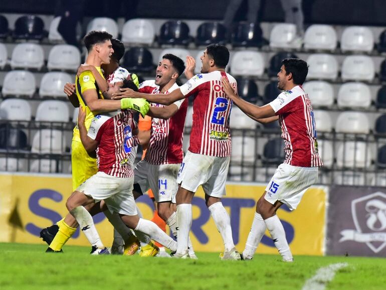 Los jugadores de Sportivo San Lorenzo celebran la clasificación a octavos de final de la Copa Paraguay después de eliminar a Olimpia en el estadio Manuel Ferreira, en Asunción.