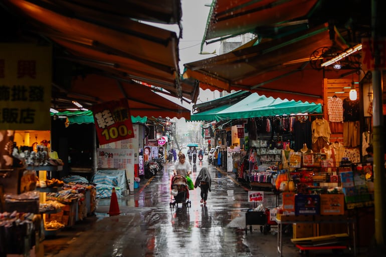 La gente camina en un tranquilo mercado nocturno bajo la lluvia después del terremoto del 03 de abril en Hualien, Taiwán.